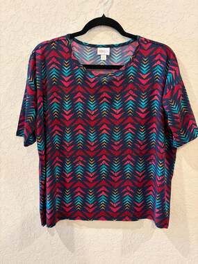 LuLaRoe Irma Tunic Top Geometric Chevron Print Size XXS